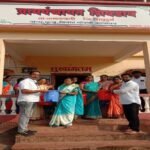 गावातील कुटुंबाना कचराकुंडी वाटप